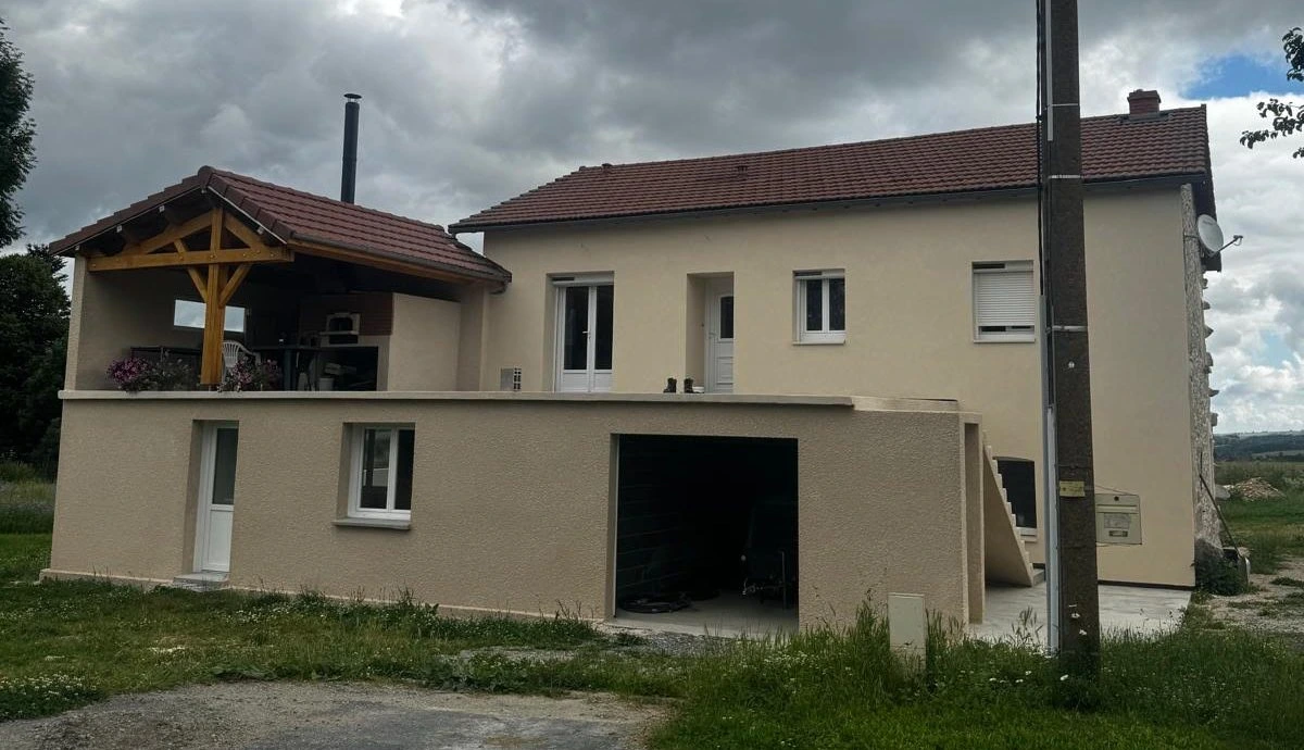 Maison entièrement ravalée en enduit crépi beige avec terrasse et pergola bois, Haute-Loire