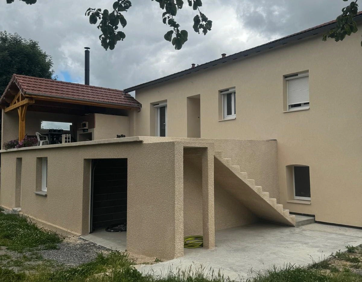 Façade crépi beige granuleux avec escalier et garage, chantier SADECOFACADE Haute-Loire